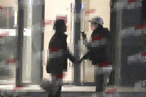 光谷广场吃瓜事件视频曝光,视频曝光引发网友热议