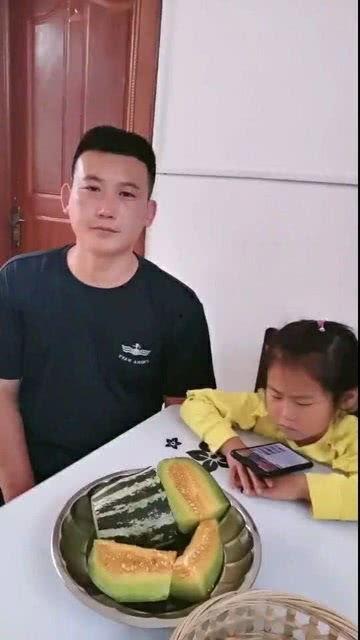 儿子女儿吃哈密瓜视频,儿子女儿共享甜蜜时光